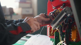 Elektriker` s räcker installation av energisystemet på maskineribransch arkivfilmer Elektriker` s räcker installation av energisystemet på maskineribransch arkivfilmer
