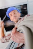 Elektriker som arbetar upp stege arkivfoto Elektriker som arbetar upp stege arkivfoto