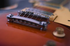 Elektrische bruine gitaar met onduidelijk beeldachtergrond stock foto's Elektrische bruine gitaar met onduidelijk beeldachtergrond stock foto's