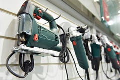 Elektrische gereedschappen voor bouw op tribune in winkel royalty-vrije stock afbeeldingen Elektrische gereedschappen voor bouw op tribune in winkel royalty-vrije stock afbeeldingen