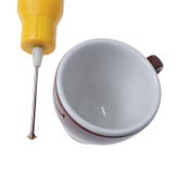 Elektrische klopper voor onmiddellijke die koffie en kop op wit wordt geïsoleerd royalty-vrije stock afbeelding Elektrische klopper voor onmiddellijke die koffie en kop op wit wordt geïsoleerd royalty-vrije stock afbeelding