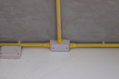 Elektrische pijplijn bij celling stock foto Elektrische pijplijn bij celling stock foto