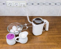 Elektrischer Handmischer, Eier, Zucker und Creme auf Tabelle lizenzfreie stockbilder Elektrischer Handmischer, Eier, Zucker und Creme auf Tabelle lizenzfreie stockbilder
