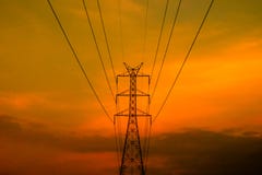 Elektrischer Hochspannungsmast mit Sonnenunterganghimmel lizenzfreie stockfotos Elektrischer Hochspannungsmast mit Sonnenunterganghimmel lizenzfreie stockfotos