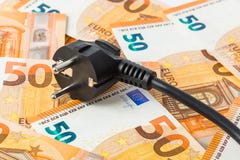 Elektrischer Stecker auf Geldeuro lizenzfreie stockfotos Elektrischer Stecker auf Geldeuro lizenzfreie stockfotos