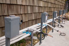 Elektrischer Unterbrecherschaltkasten draußen lizenzfreies stockbild Elektrischer Unterbrecherschaltkasten draußen lizenzfreies stockbild