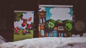 Elektrisk ask som konverterades in i en Art Mural With Cute Painting, som förskönar staden av Coeur D ` Alene Idaho royaltyfria foton Elektrisk ask som konverterades in i en Art Mural With Cute Painting, som förskönar staden av Coeur D ` Alene Idaho royaltyfria foton