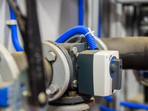 Elektrisk trevägsblandande ventil på rör i kokkärlrum Selektivt fokusera Royaltyfria Bilder Elektrisk trevägsblandande ventil på rör i kokkärlrum Selektivt fokusera Royaltyfria Bilder