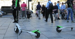 Elektrisk uthyrnings- sparkcykel för två limefrukt-s i Paris Elektrisk uthyrnings- sparkcykel för två limefrukt-s i Paris