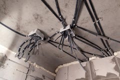 Elektriskt ledningsn?t f?r yrkesm?ssigt utkast i hus eller l?genhet under reparationen, installation av f?reningspunktasken, h?g royaltyfria bilder Elektriskt ledningsn?t f?r yrkesm?ssigt utkast i hus eller l?genhet under reparationen, installation av f?reningspunktasken, h?g royaltyfria bilder