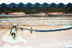 Elektro ceramische zekeringen en zwarte draden onder leidak op roze sjofele verf royalty-vrije stock foto Elektro ceramische zekeringen en zwarte draden onder leidak op roze sjofele verf royalty-vrije stock foto