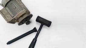 Elektromotor mit Ritzel und schwarzer Hammer für Reparatur und Überholung fahren Gang stockbilder Elektromotor mit Ritzel und schwarzer Hammer für Reparatur und Überholung fahren Gang stockbilder