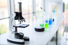 Elektronenmikroskop auf Tabelle für labolatory in der scince Raumfarbe lizenzfreie stockfotos Elektronenmikroskop auf Tabelle für labolatory in der scince Raumfarbe lizenzfreie stockfotos