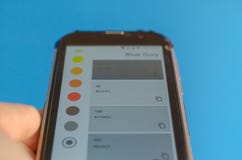 Elektroniczne kolor palety mi?dzy smartphone i b??kitnym t?em zdjęcie royalty free Elektroniczne kolor palety mi?dzy smartphone i b??kitnym t?em zdjęcie royalty free