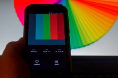Elektroniczne kolor palety mi?dzy smartphone i laptopem obraz royalty free Elektroniczne kolor palety mi?dzy smartphone i laptopem obraz royalty free