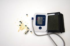 elektroniczny ciśnienia krwi tonometer na białym tle obraz stock elektroniczny ciśnienia krwi tonometer na białym tle obraz stock