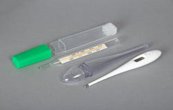 Elektronische en kwikthermometers met gevallen stock afbeeldingen Elektronische en kwikthermometers met gevallen stock afbeeldingen