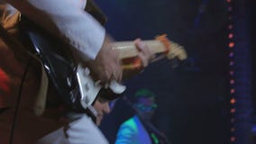 Elektronische Gitarre des unerkennbaren Vorlagen- Gitarristspiels auf Konzert stock video footage Elektronische Gitarre des unerkennbaren Vorlagen- Gitarristspiels auf Konzert stock video footage