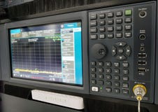 Elektronische Messgeräte im Hightechcomputerlabor lizenzfreies stockfoto Elektronische Messgeräte im Hightechcomputerlabor lizenzfreies stockfoto
