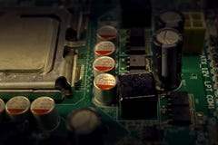 Elektroniska delar på en grön PCB royaltyfria bilder Elektroniska delar på en grön PCB royaltyfria bilder