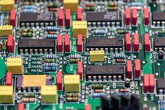 Elektroniskt bräde med delar som ska repareras royaltyfri bild Elektroniskt bräde med delar som ska repareras royaltyfri bild