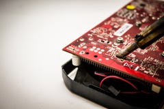 Elektroniskt tillverknings- och reparationsbegrepp - lödkolv och microcircuiten bredvid den - som är nära upp studioskott arkivbilder Elektroniskt tillverknings- och reparationsbegrepp - lödkolv och microcircuiten bredvid den - som är nära upp studioskott arkivbilder