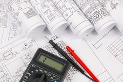 Elektroteknikteckningar och digital multimeter royaltyfri foto Elektroteknikteckningar och digital multimeter royaltyfri foto