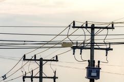 Elektryczna linia, energia i technologia: elektryczna poczta drogą z linią energetyczną depeszuje fotografia royalty free Elektryczna linia, energia i technologia: elektryczna poczta drogą z linią energetyczną depeszuje fotografia royalty free