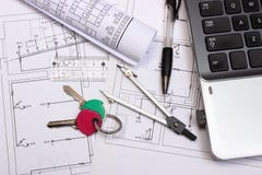 Elektryczni diagramy, akcesoria dla rysować, domowi klucze i laptop, zdjęcia royalty free Elektryczni diagramy, akcesoria dla rysować, domowi klucze i laptop, zdjęcia royalty free