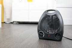 Elektryczny nagrzewacz na laminat podłoga w pokoju zdjęcia royalty free Elektryczny nagrzewacz na laminat podłoga w pokoju zdjęcia royalty free