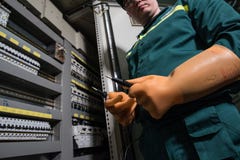 Elektryka inżynier jest probierczym elektrycznym wyposażeniem przy wielką rośliną zdjęcia stock Elektryka inżynier jest probierczym elektrycznym wyposażeniem przy wielką rośliną zdjęcia stock