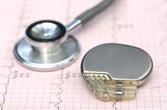 Eletrocardiógrafo com estetoscópio e pacemaker fotografia de stock Eletrocardiógrafo com estetoscópio e pacemaker fotografia de stock