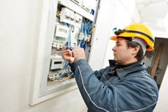 Elettricista che installa tester economizzatore d'energia
