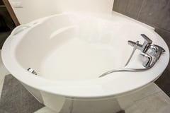 Elitevip badkamers met Jacuzzi in zolder royalty-vrije stock foto's Elitevip badkamers met Jacuzzi in zolder royalty-vrije stock foto's
