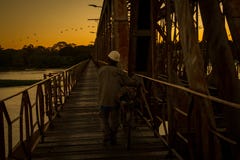 Elke dagduizenden mensen kruisen de brug over de rivier van San Francisco, tussen Pirapora en Buritizeiro, in Minas Gerais, Brazi stock fotografie Elke dagduizenden mensen kruisen de brug over de rivier van San Francisco, tussen Pirapora en Buritizeiro, in Minas Gerais, Brazi stock fotografie