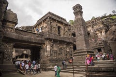 Ellora, Inde - 15 août 2016 : Les gens visitant aux cavernes i photo libre de droits Ellora, Inde - 15 août 2016 : Les gens visitant aux cavernes i photo libre de droits