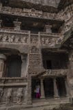 Ellora, India - 15th 2016 Sierpień: Ludzie odwiedza jamy mnie obraz royalty free Ellora, India - 15th 2016 Sierpień: Ludzie odwiedza jamy mnie obraz royalty free