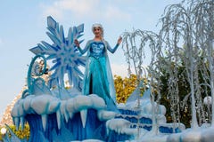 Elsa de la renommée gelée sur le flotteur dans le défilé de Disneyland photo stock Elsa de la renommée gelée sur le flotteur dans le défilé de Disneyland photo stock