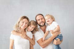 Eltern mit den Kindern, die Spaß zu Hause haben lizenzfreie stockfotos Eltern mit den Kindern, die Spaß zu Hause haben lizenzfreie stockfotos