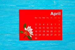 Em abril de 2018 calendário com flores da maçã imagem de stock Em abril de 2018 calendário com flores da maçã imagem de stock