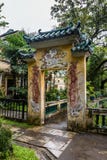 Em julho de 2017 †“Kaiping, China - arco cinzelado no complexo de Kaiping Diaolou do jardim de Li, perto de Guangzhou fotografia de stock Em julho de 2017 †“Kaiping, China - arco cinzelado no complexo de Kaiping Diaolou do jardim de Li, perto de Guangzhou fotografia de stock