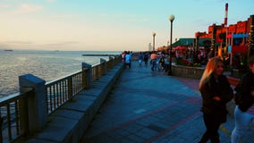 Em setembro de 2018 - Vladivostok, Primorsky Krai - os povos dão uma volta em um dia morno do outono ao longo da terraplenagem do filme Em setembro de 2018 - Vladivostok, Primorsky Krai - os povos dão uma volta em um dia morno do outono ao longo da terraplenagem do filme