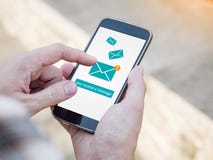 Email APP sur l'écran de smartphone Vous recevez un message, nouveau message est reçu Email APP sur l'écran de smartphone Vous recevez un message, nouveau message est reçu