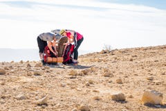 A embalagem do grupo dos mochileiros backpacks o arranjo do equipamento, deserto de pedra fotografia de stock A embalagem do grupo dos mochileiros backpacks o arranjo do equipamento, deserto de pedra fotografia de stock