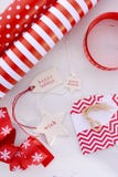Emballage cadeau rouge de Noël blanc Photos libres de droits Emballage cadeau rouge de Noël blanc Photos libres de droits