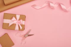 Emballage cadeau réglé sur flatlay rose image stock Emballage cadeau réglé sur flatlay rose image stock