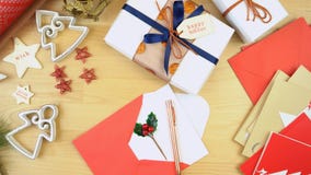 Emballage des cadeaux de Noël Images libres de droits Emballage des cadeaux de Noël Images libres de droits