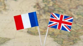 Embandeire os pinos de países França e Grâ Bretanha Reino Unido do líder, imagem do conceito Fotografia de Stock Embandeire os pinos de países França e Grâ Bretanha Reino Unido do líder, imagem do conceito Fotografia de Stock