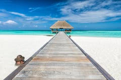 Embarcadero de madera que lleva a la casa de campo de la relajación Vea en las islas de Maldives del aeroplano fotos de archivo libres de regalías Embarcadero de madera que lleva a la casa de campo de la relajación Vea en las islas de Maldives del aeroplano fotos de archivo libres de regalías