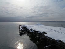 Embarcadero viejo cubierto con nieve en el golfo del Océano Pacífico fotos de archivo Embarcadero viejo cubierto con nieve en el golfo del Océano Pacífico fotos de archivo
